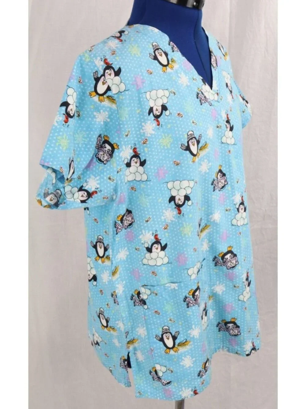Scrub Top Womens M Blue Medical Uniform Penguin Snow Winter Utility Holiday VTG - Picture 5 of 9